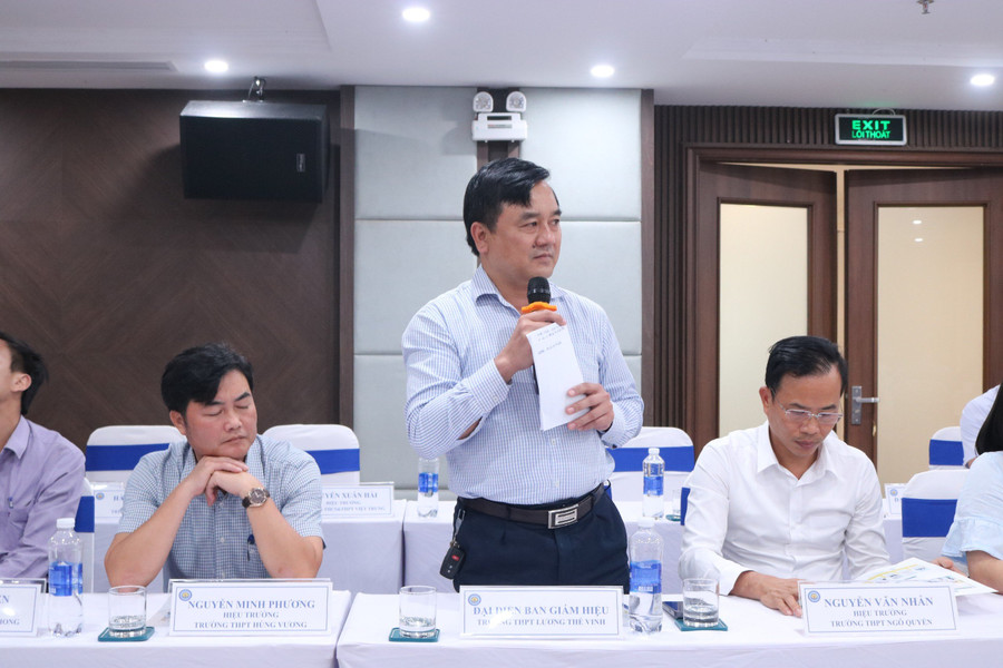 Hiệu trưởng Trường THPT Lương Thế Vinh trao đổi tại buổi tọa đàm. Hiệu trưởng Trường THPT Lương Thế Vinh trao đổi tại buổi tọa đàm.