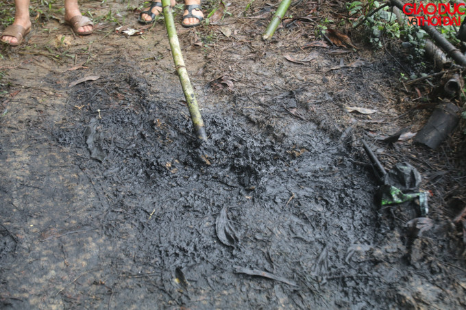 Trời mưa thì những vết dầu trên lại trơn và dính hơn.