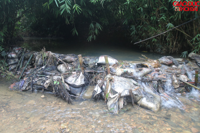 Dầu thải tại nguồn nước cung cấp cho Nhà máy nước sạch Sồng Đà.