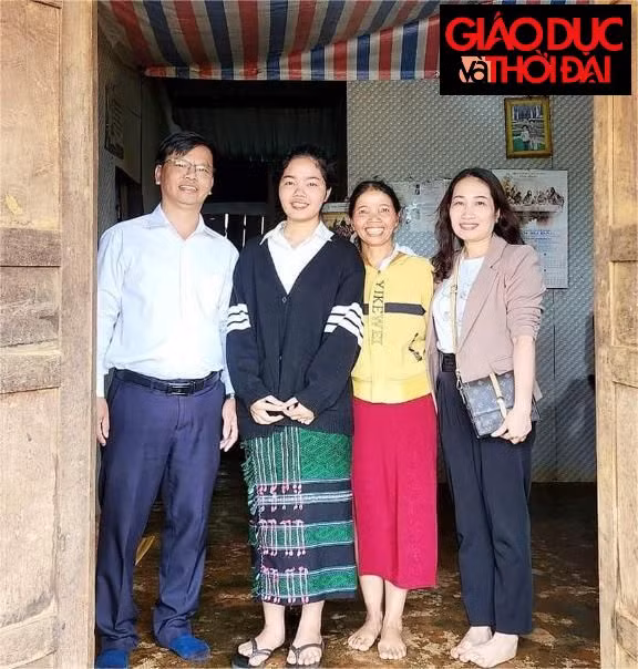 Ban Giám hiệu Trường THPT Đắk Mil và giáo viên đã đến tận nhà thăm hỏi, động viên học sinh trước kỳ thi. (Ảnh: TT)