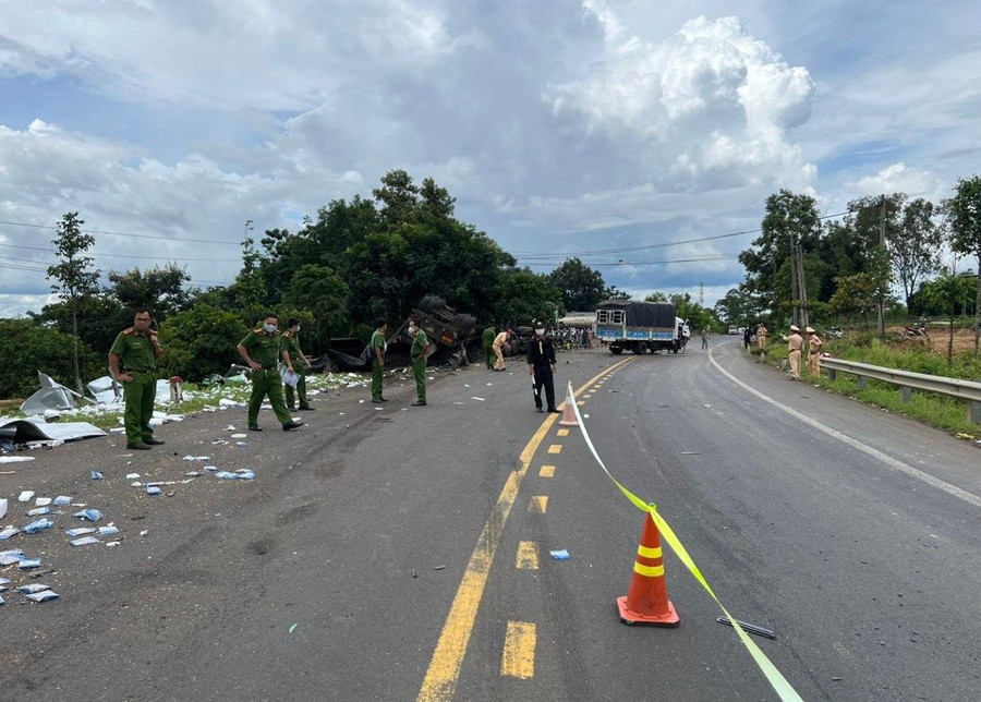 Lực lượng chức năng khám nghiệm hiện trường vụ tai nạn. Lực lượng chức năng khám nghiệm hiện trường vụ tai nạn.