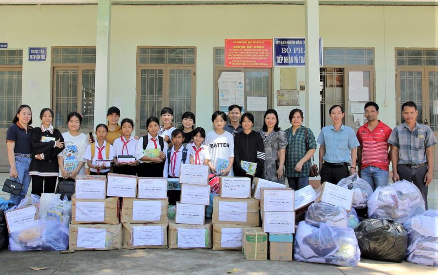 Trường THCS Phan Chu Trinh tặng quà cho học sinh vùng sâu.