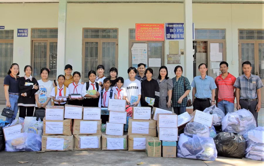Trường THCS Phan Chu Trinh tặng quà cho học sinh vùng sâu.