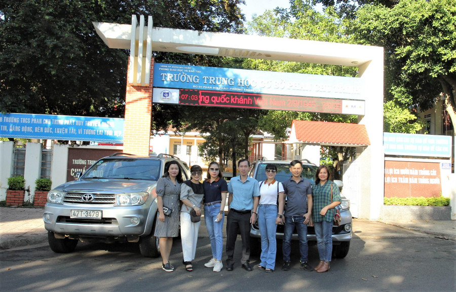 Các thầy cô đại diện cho Trường THCS Phan Chu Trinh lên đường tặng quà cho học sinh nghèo ở xã vùng sâu Nam Ka, huyện Lắk.