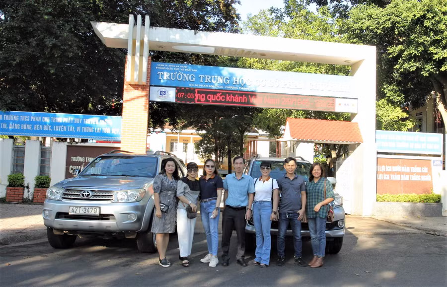 Các thầy cô đại diện cho Trường THCS Phan Chu Trinh lên đường tặng quà cho học sinh nghèo ở xã vùng sâu Nam Ka, huyện Lắk.