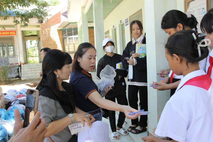 Các thầy cô giáo Trường THCS Phan Chu Trinh trao tặng sách, vở, đồ dùng cho học sinh.
