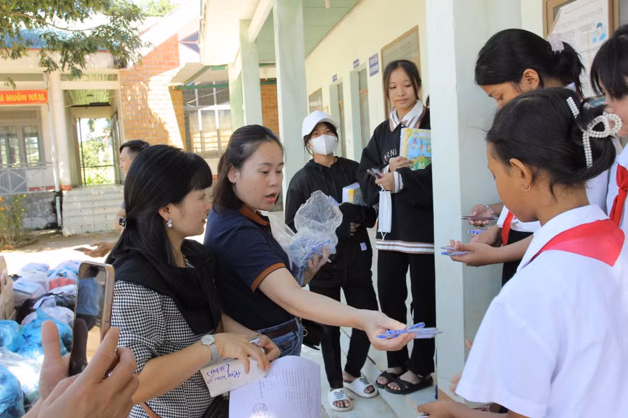 Các thầy cô giáo Trường THCS Phan Chu Trinh trao tặng sách, vở, đồ dùng cho học sinh.
