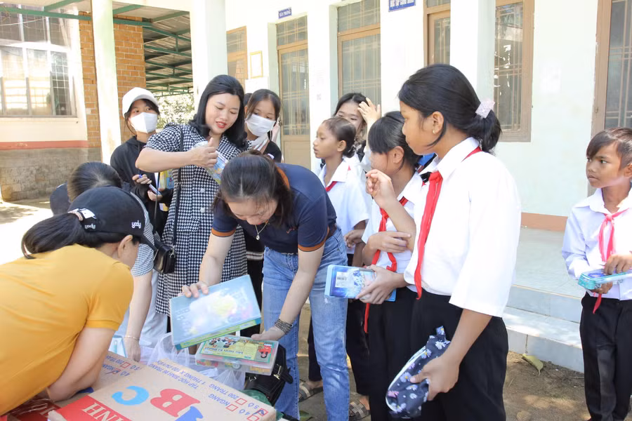 Các thầy cô giáo trường THCS Phan Chu Trinh trao tặng sách, vở, đồ dùng cho học sinh.