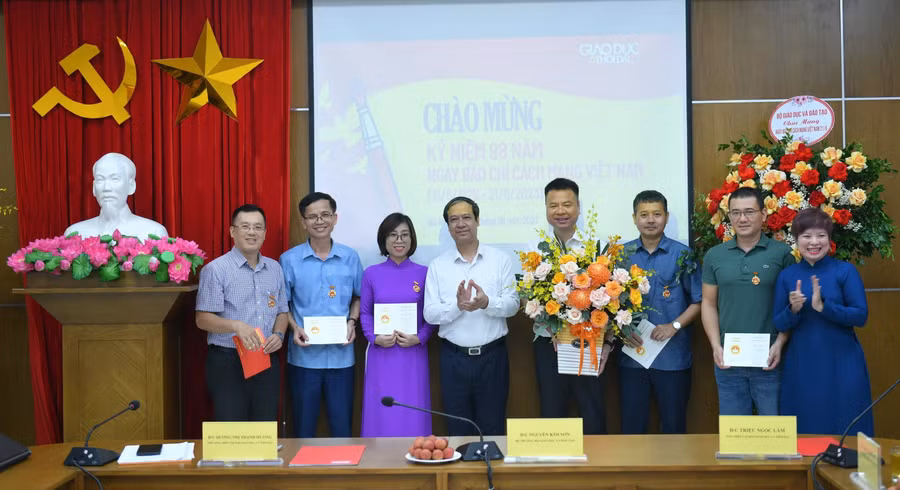 Bộ trưởng Bộ GD&ĐT Nguyễn Kim Sơn (thứ tư từ trái qua phải) trao Kỷ niệm chương “Vì sự nghiệp báo chí” cho các nhà báo của Báo Giáo dục & Thời đại, trong đó có tân Phó Tổng Biên tập Nguyễn Đức Tuân (thứ ba từ phải qua trái).
