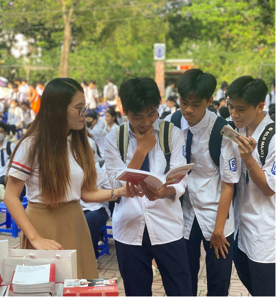 Trước buổi Workshop, các bạn học sinh say sưa tìm hiểu cuốn sách “Thông não IELTS Reading cùng Linear”. Trước buổi Workshop, các bạn học sinh say sưa tìm hiểu cuốn sách “Thông não IELTS Reading cùng Linear”.