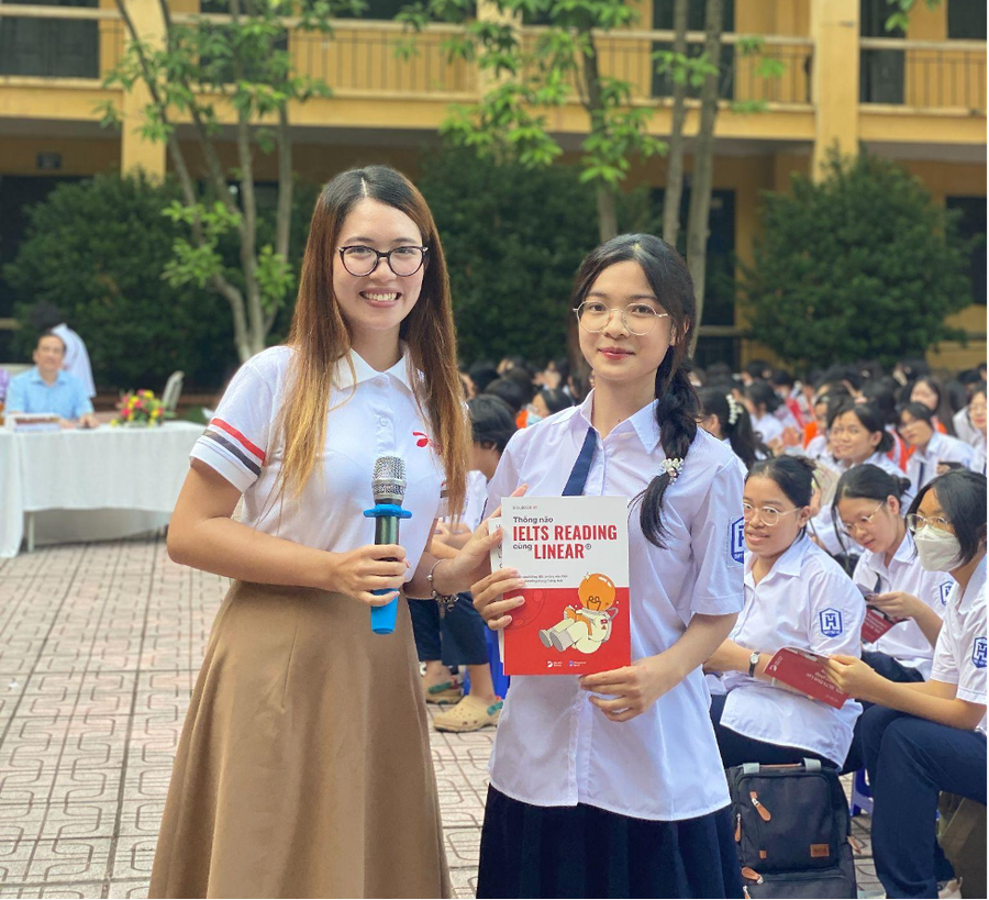 Phần quà gửi tặng các bạn học sinh hăng hái. Phần quà gửi tặng các bạn học sinh hăng hái.