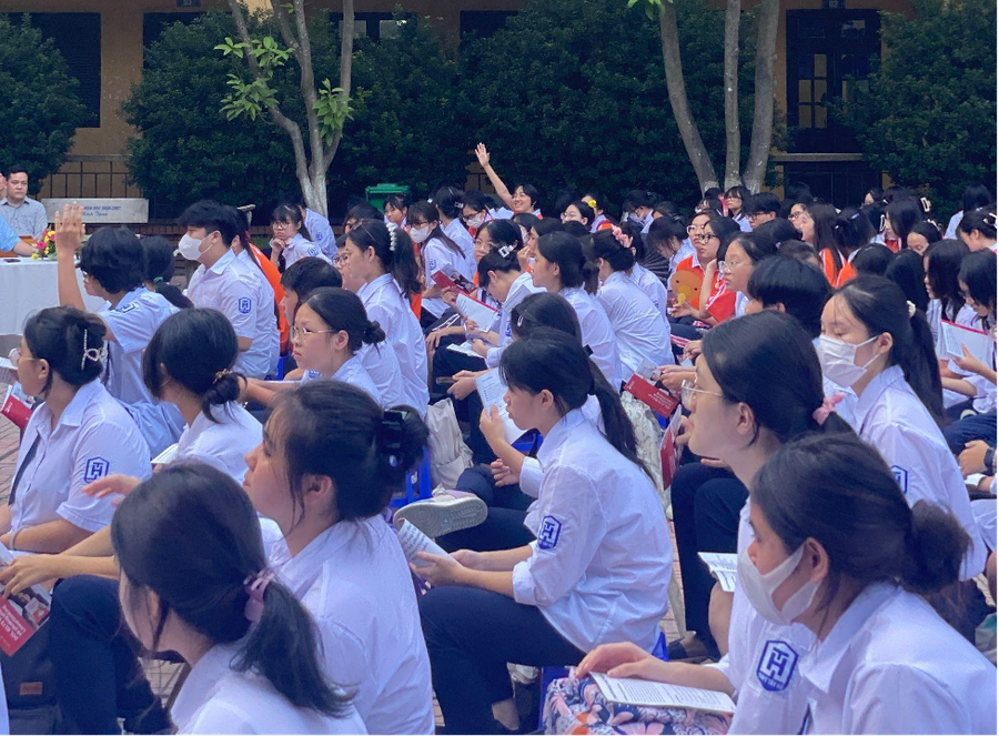 Các bạn học sinh nhiệt tình tìm hiểu về chương trình. Các bạn học sinh nhiệt tình tìm hiểu về chương trình.