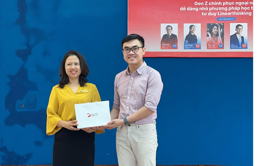 Thầy Phạm Huy Hùng - Đại diện DOL English gửi tặng món quà tới BGH nhà trường. Thầy Phạm Huy Hùng - Đại diện DOL English gửi tặng món quà tới BGH nhà trường.