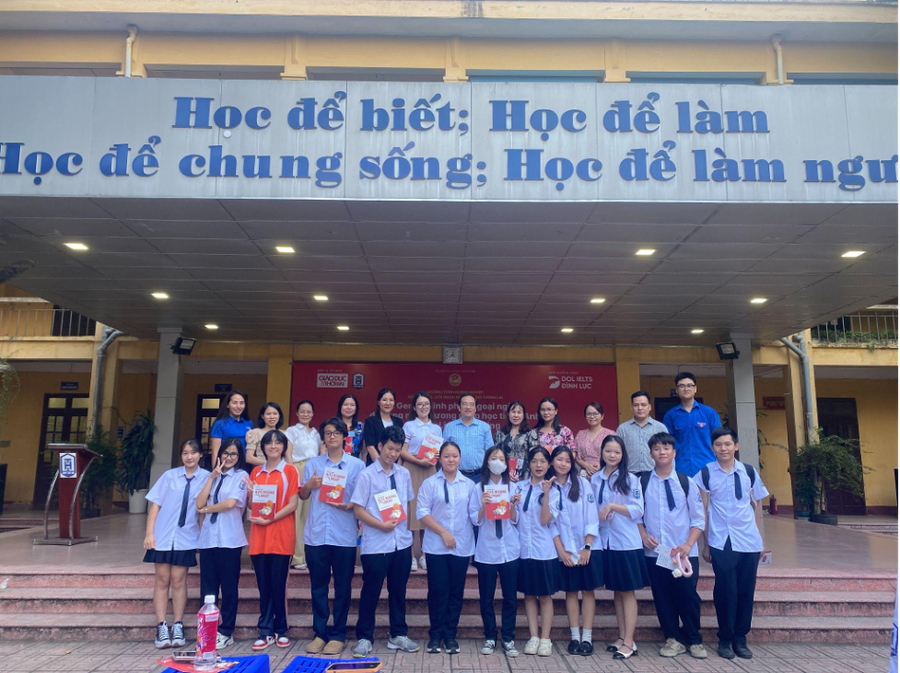 Thầy cô và học sinh trường THPT Tây Hồ chụp ảnh kỷ niệm cùng diễn giả Thầy cô và học sinh trường THPT Tây Hồ chụp ảnh kỷ niệm cùng diễn giả