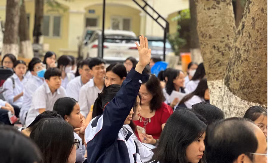 Các bạn học sinh rất hăng hái giao lưu cùng diễn giả.