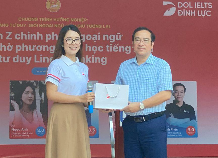 Cô Đỗ Thị Ngọc Anh - Đại diện DOL English gửi tặng món quà tới BGH nhà trường. Cô Đỗ Thị Ngọc Anh - Đại diện DOL English gửi tặng món quà tới BGH nhà trường.