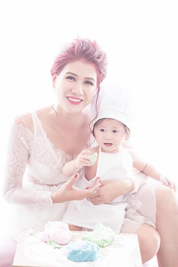 Thảo Vân thân mật chụp ảnh với con gái của Công Lý - Ảnh 3 Thao Van than mat chup anh voi con gai cua Cong Ly - Anh 3