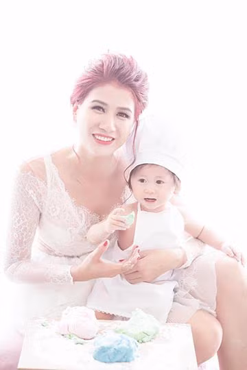 Thao Van than mat chup anh voi con gai cua Cong Ly - Anh 3