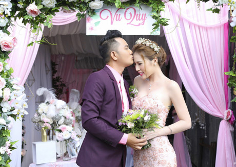 Diễn viên Thiên Bảo hôn vợ kém 16 tuổi trong lễ vu quy - Ảnh 4 Dien vien Thien Bao hon vo kem 16 tuoi trong le vu quy - Anh 4
