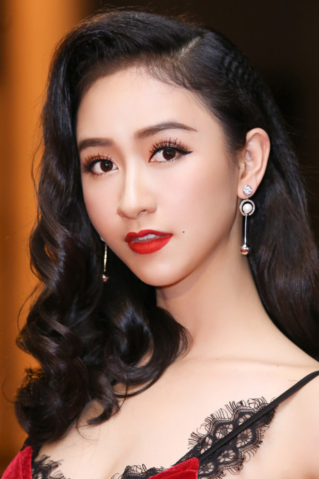 Người đẹp Hà Thu, Diệu Linh gợi cảm với sắc đen - đỏ - Ảnh 2 Nguoi dep Ha Thu, Dieu Linh goi cam voi sac den - do - Anh 2