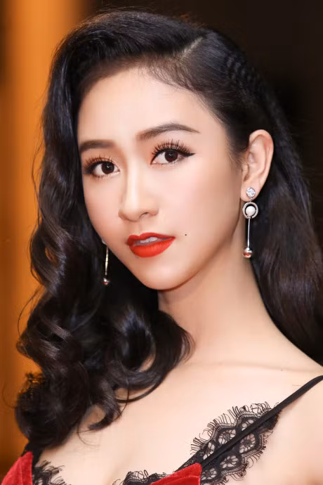 Nguoi dep Ha Thu, Dieu Linh goi cam voi sac den - do - Anh 2