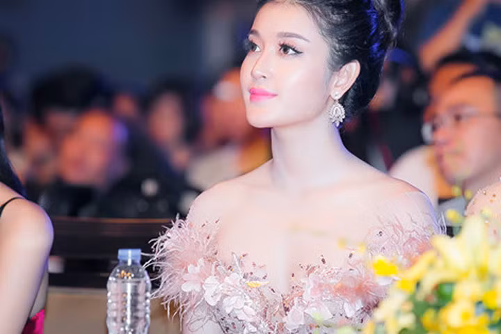 Á hậu Huyền My cuốn hút ánh nhìn với váy đuôi cá