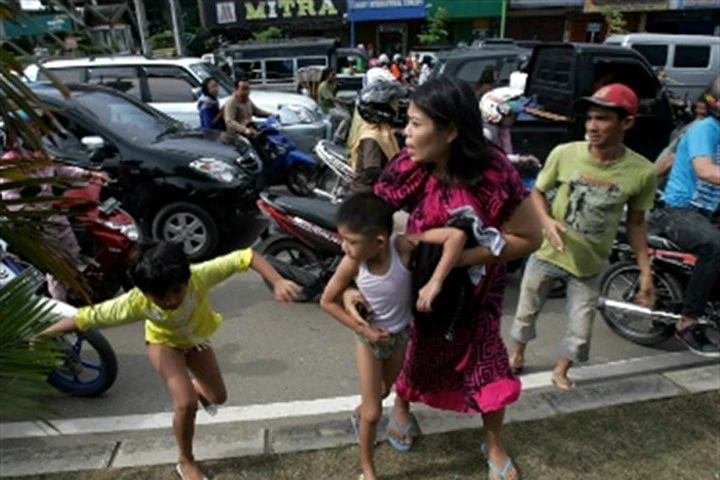 Giây phút nghẹt thở của du khách di tản tránh sóng thần