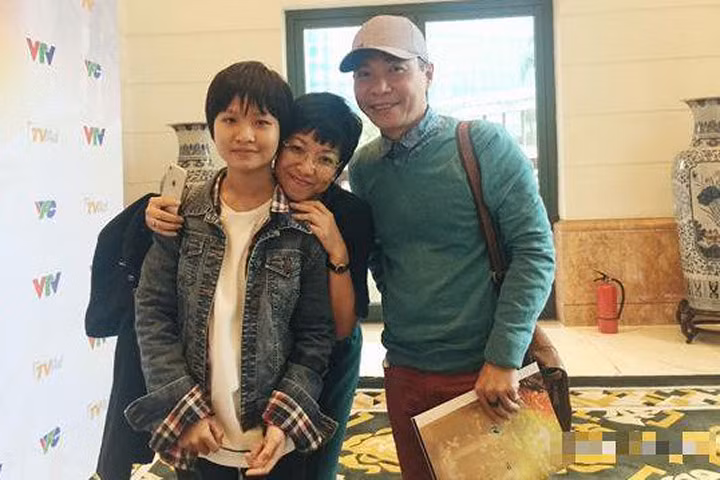 Thảo Vân thân mật chụp ảnh với con gái của Công Lý