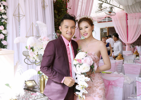Diễn viên Thiên Bảo hôn vợ kém 16 tuổi trong lễ vu quy - Ảnh 5 Dien vien Thien Bao hon vo kem 16 tuoi trong le vu quy - Anh 5