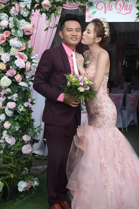 Chú rể Thiên Bảo cùng cô dâu Kim Yến nhảy tưng bừng trong lễ cưới - Ảnh 9 Chu re Thien Bao cung co dau Kim Yen nhay tung bung trong le cuoi - Anh 9