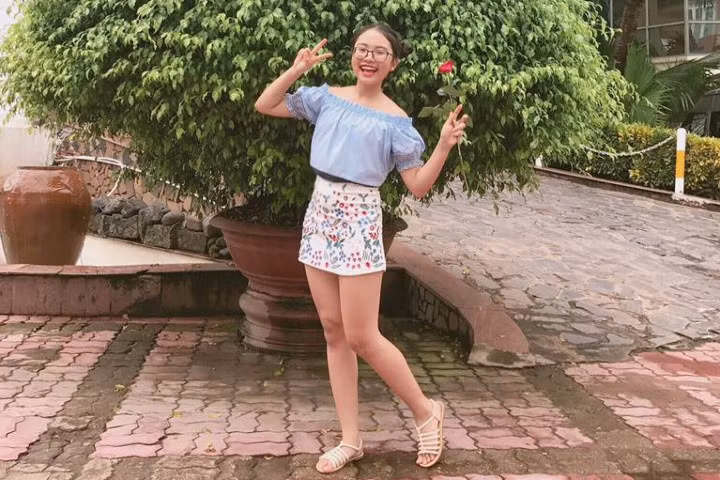 Vừa lộ bạn trai, Phương Mỹ Chi đã gây "bão" với chiếc váy siêu ngắn
