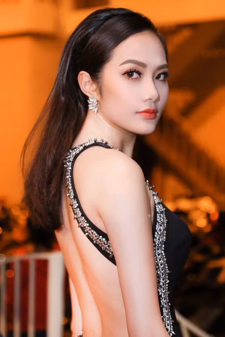 Nguoi dep Ha Thu, Dieu Linh goi cam voi sac den - do - Anh 4