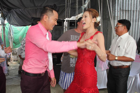 Chú rể Thiên Bảo cùng cô dâu Kim Yến nhảy tưng bừng trong lễ cưới - Ảnh 10 Chu re Thien Bao cung co dau Kim Yen nhay tung bung trong le cuoi - Anh 10