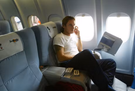 Dieu gi xay ra khi khach khong tat dien thoai tren may bay? - Anh 2