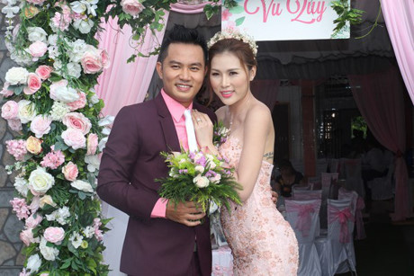 Chú rể Thiên Bảo cùng cô dâu Kim Yến nhảy tưng bừng trong lễ cưới - Ảnh 1 Chu re Thien Bao cung co dau Kim Yen nhay tung bung trong le cuoi - Anh 1