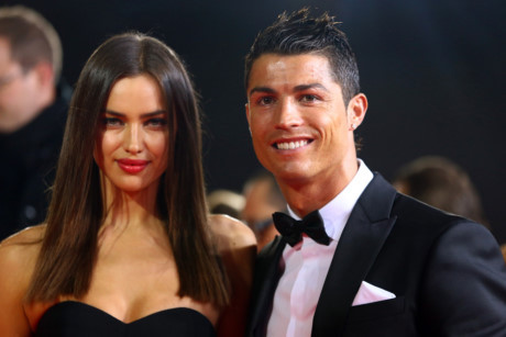 Ronaldo đưa Ronaldo dua