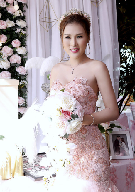 Diễn viên Thiên Bảo hôn vợ kém 16 tuổi trong lễ vu quy - Ảnh 6 Dien vien Thien Bao hon vo kem 16 tuoi trong le vu quy - Anh 6