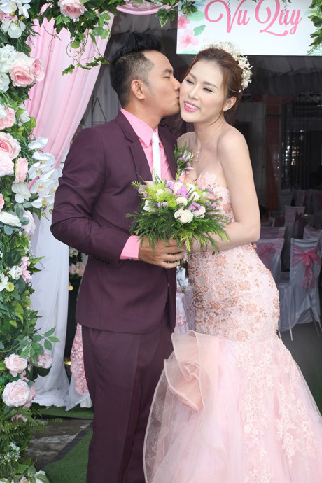 Chú rể Thiên Bảo cùng cô dâu Kim Yến nhảy tưng bừng trong lễ cưới - Ảnh 8 Chu re Thien Bao cung co dau Kim Yen nhay tung bung trong le cuoi - Anh 8
