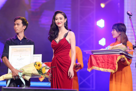Người đẹp Hà Thu, Diệu Linh gợi cảm với sắc đen - đỏ - Ảnh 9 Nguoi dep Ha Thu, Dieu Linh goi cam voi sac den - do - Anh 9
