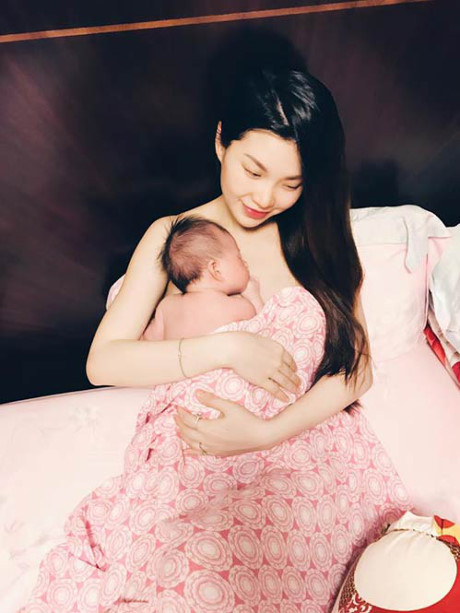 Á hậu Diễm Trang gây bất ngờ khi lấy lại vóc dáng sau 1 tháng sinh nở - Ảnh 3 A hau Diem Trang gay bat ngo khi lay lai voc dang sau 1 thang sinh no - Anh 3