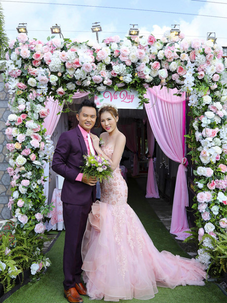 Diễn viên Thiên Bảo hôn vợ kém 16 tuổi trong lễ vu quy - Ảnh 2 Dien vien Thien Bao hon vo kem 16 tuoi trong le vu quy - Anh 2