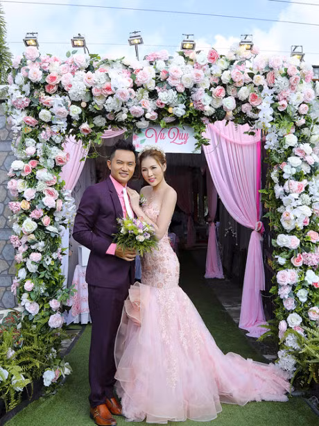 Dien vien Thien Bao hon vo kem 16 tuoi trong le vu quy - Anh 2