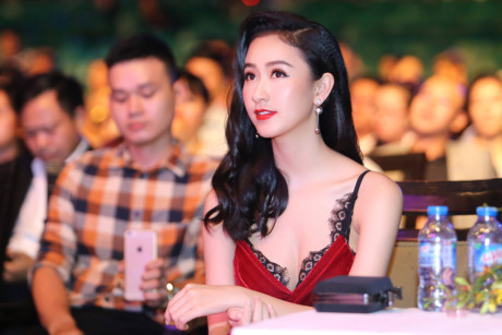 Người đẹp Hà Thu, Diệu Linh gợi cảm với sắc đen - đỏ - Ảnh 8 Nguoi dep Ha Thu, Dieu Linh goi cam voi sac den - do - Anh 8