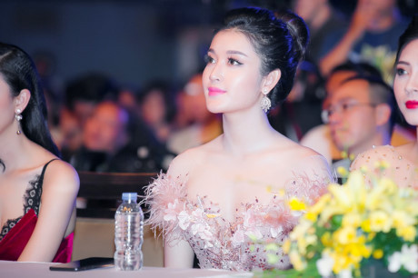 Á hậu Huyền My cuốn hút ánh nhìn với váy đuôi cá - Ảnh 6 A hau Huyen My cuon hut anh nhin voi vay duoi ca - Anh 6