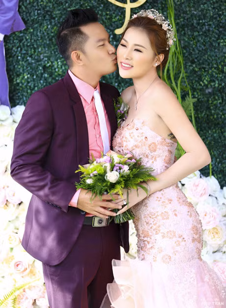 Dien vien Thien Bao hon vo kem 16 tuoi trong le vu quy - Anh 3