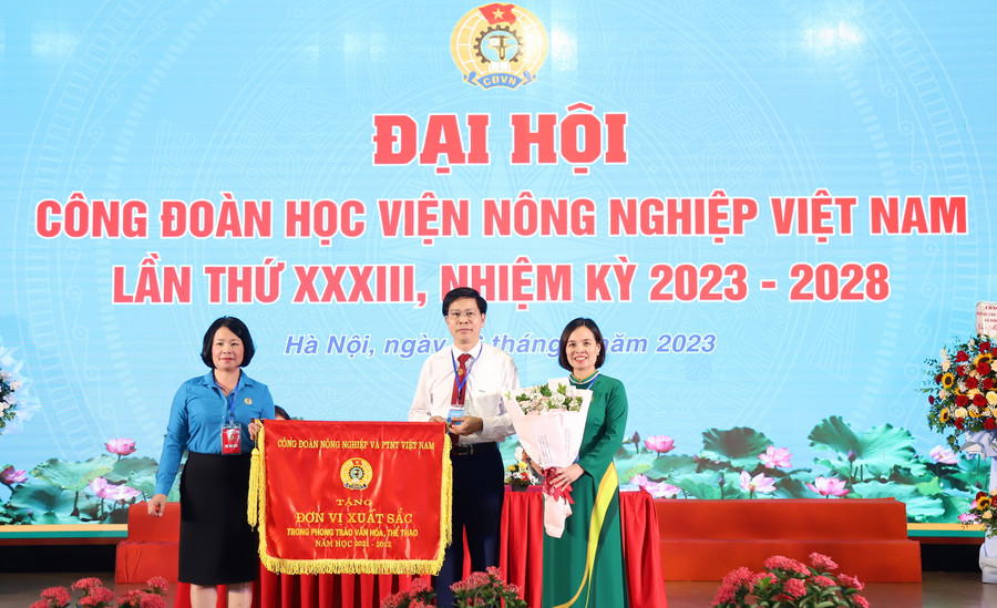 Công đoàn Học viện Nông nghiệp Việt Nam được tặng Cờ đơn vị xuất sắc trong phong trào văn hóa, thể thao.