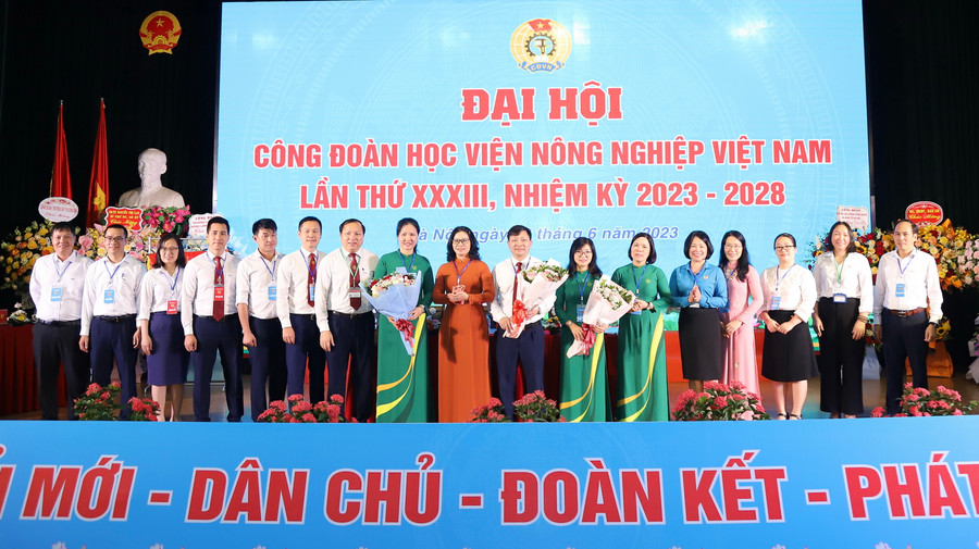 Ban chấp hành Công đoàn Học viện Nông nghiệp Việt Nam lần thứ XXXIII, nhiệm kỳ 2023 – 2028 ra mắt Đại hội.