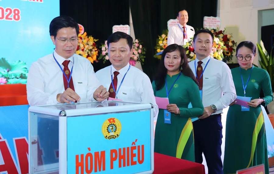 Các đại biểu bầu Ban chấp hành Công đoàn Học viện Nông nghiệp Việt Nam lần thứ XXXIII, nhiệm kỳ 2023 – 2028.