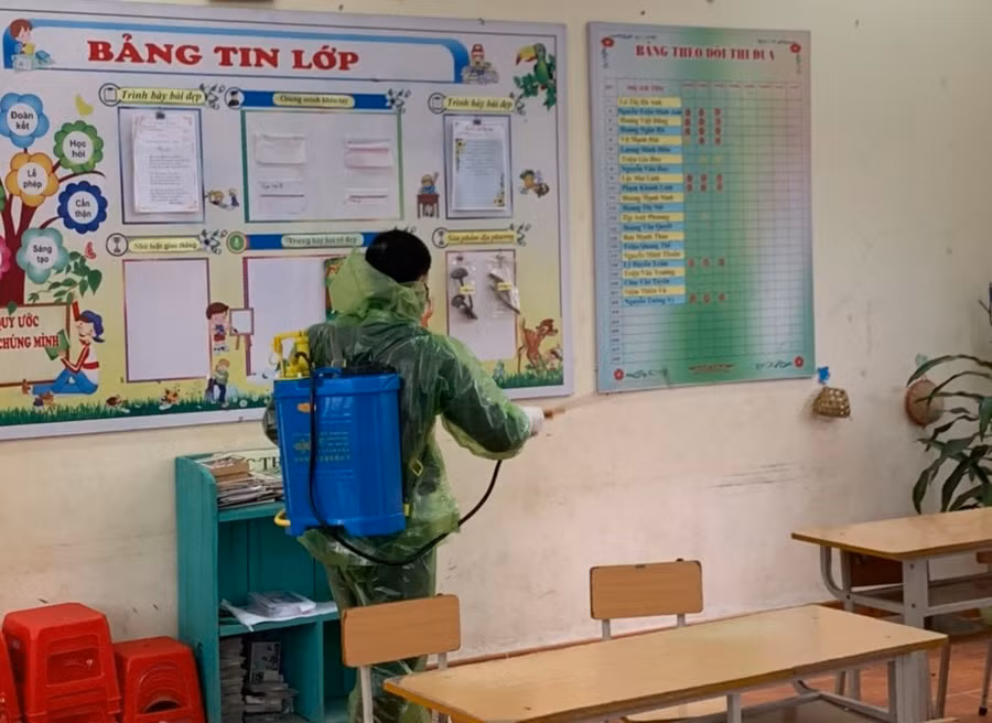 Đảm bảo phòng học được khử trùng tuyệt đối trước khi học sinh đi học