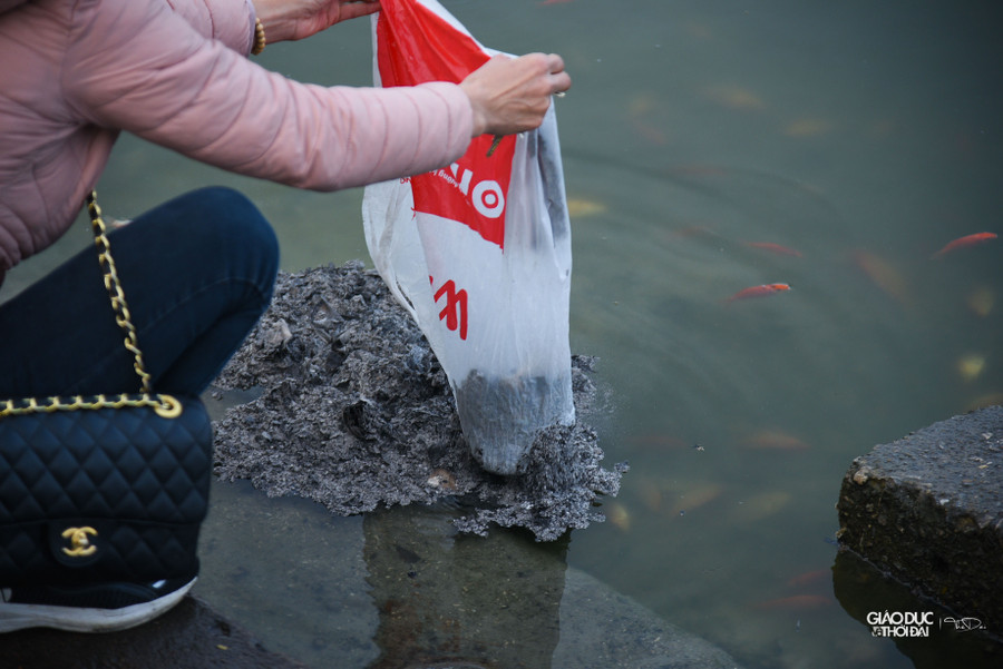 Cùng với đó những túi tro cũng bị đổ xuống hồ.